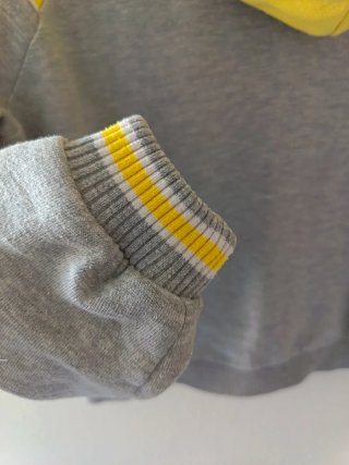 Felpa grigia e gialla con cappuccio