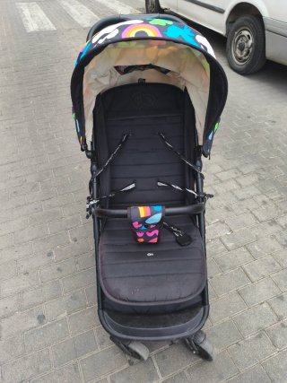 Carrito de bebé con diseño colorido