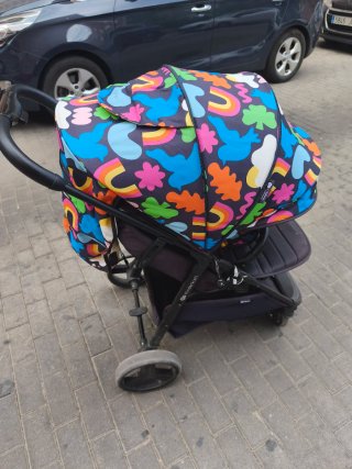 Carrito de bebé con diseño colorido