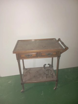 Mesa auxiliar antigua de madera