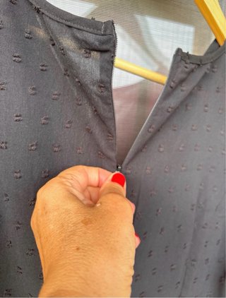 Vestido negro con flores bordadas