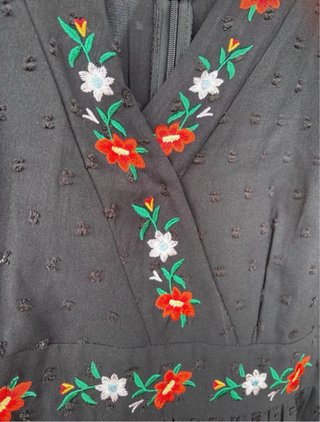 Vestido negro con flores bordadas