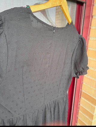 Vestido negro con flores bordadas
