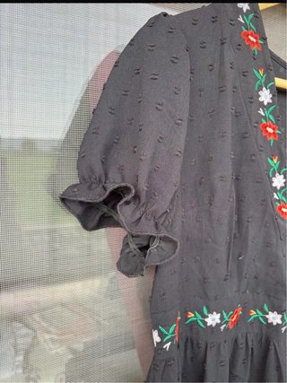 Vestido negro con flores bordadas