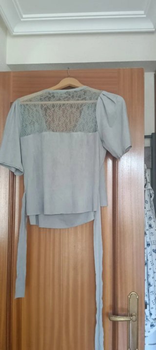 Blusa cruzada gris con encaje