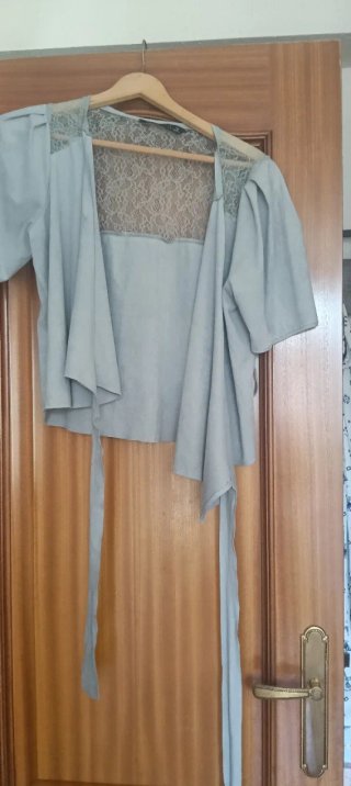 Blusa cruzada gris con encaje