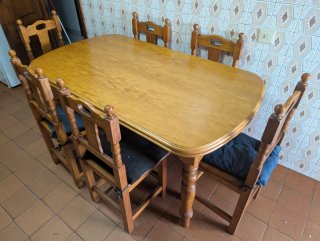 Mesa de madera con 6 sillas