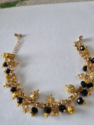 Pulsera dorada con cristales austriacos negros