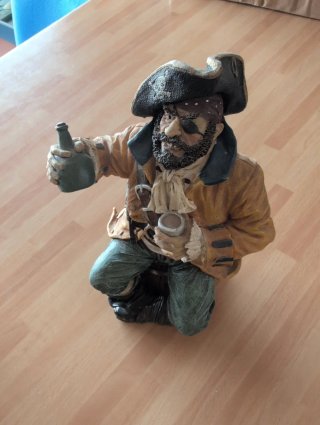 Statua Pirata con Bottiglia e Boccale