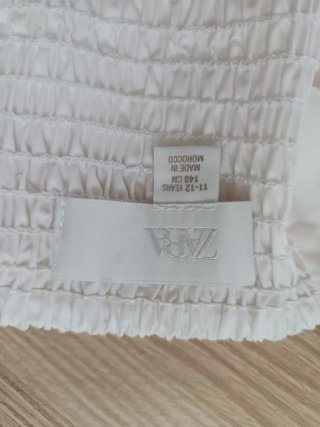 Top blanco con volantes y tirantes