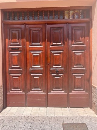 Puerta de madera maciza