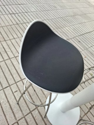 Mesa alta con 3 banquetas
