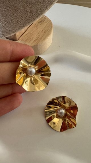 Orecchini dorati con perla