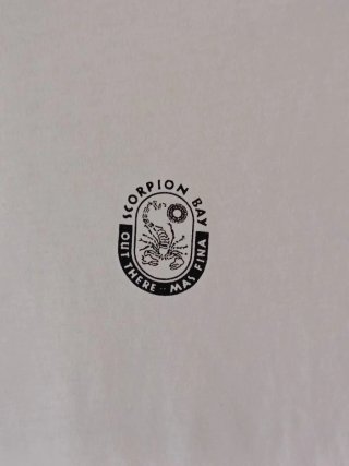 T-shirt bianca con stampa scorpione
