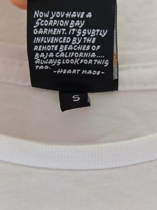 T-shirt bianca con stampa scorpione