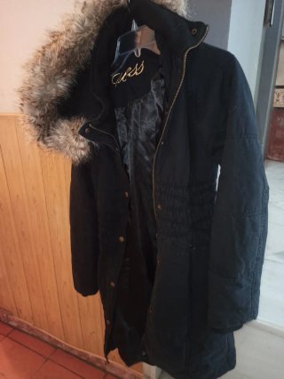 Chaqueta Guess Negra con Capucha y Pelo