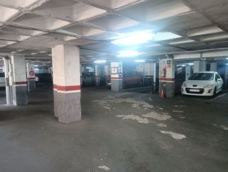 Garaje en venta en Les Planes en Hospitalet de Llobregat, L´