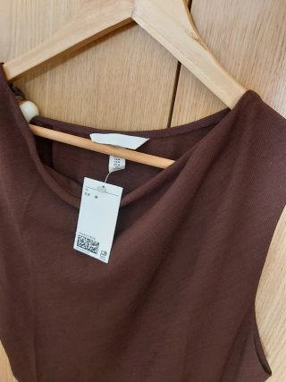 Top drapeado con cuentas. H&M. Talla M. Nuevo.