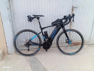 Bicicleta Eléctrica Giant Road-E Negra