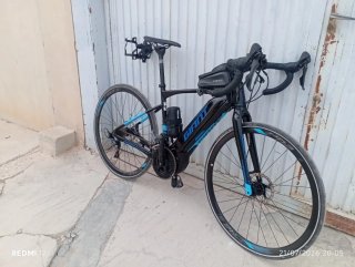Bicicleta Eléctrica Giant Road-E Negra