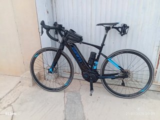 Bicicleta Eléctrica Giant Road-E Negra