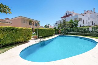 Piso en alquiler en Los Naranjos - Las Brisas en Marbella