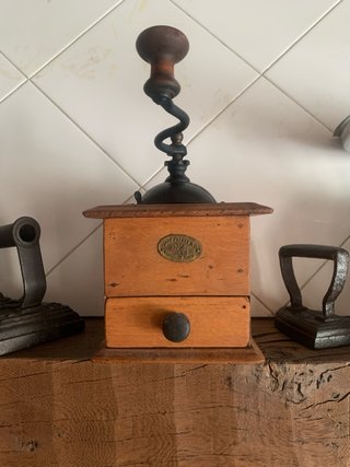 Molinillo de café antiguo de madera