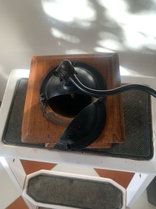 Molinillo de café antiguo de madera