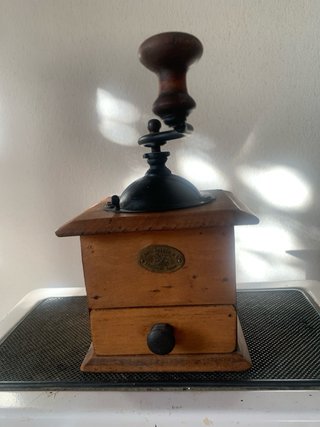 Molinillo de café antiguo de madera
