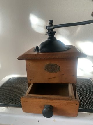 Molinillo de café antiguo de madera