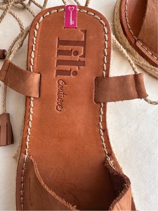 Sandalias de piel con cuña y cordones