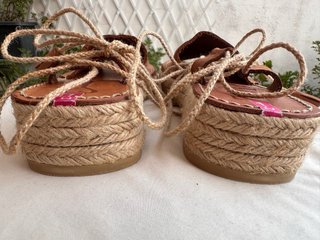 Sandalias de piel con cuña y cordones