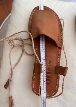Sandalias de piel con cuña y cordones