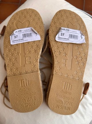 Sandalias de piel con cuña y cordones