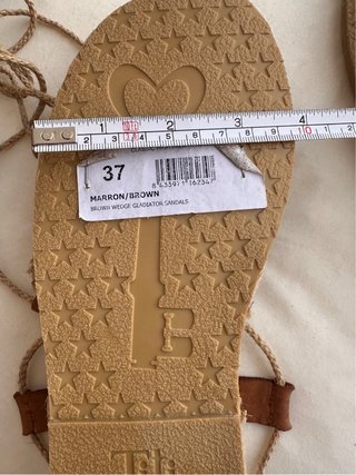 Sandalias de piel con cuña y cordones