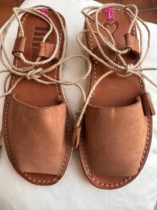 Sandalias de piel con cuña y cordones