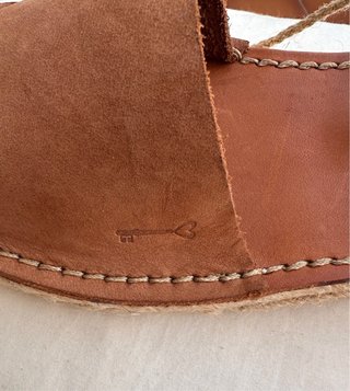 Sandalias de piel con cuña y cordones