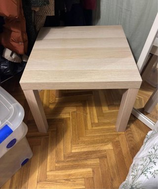 Mesa auxiliar de madera clara