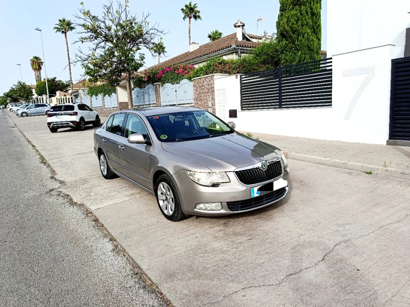 Skoda Superb 2010 - foto 1