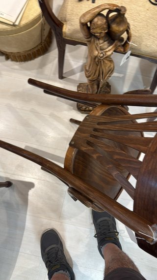 Silla de madera oscura estilo Thonet