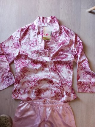 Pijama satinado rosa floral