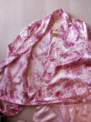 Pijama satinado rosa floral