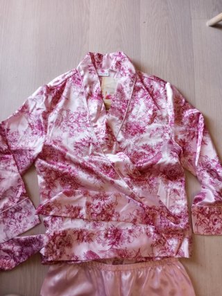 Pijama satinado rosa floral