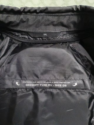 Chaqueta de moto REV'IT! con protecciones.