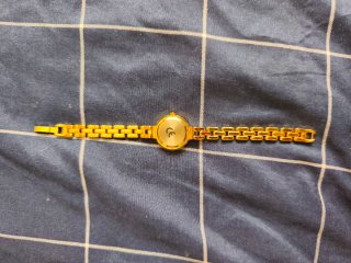 Reloj dorado con pedrería