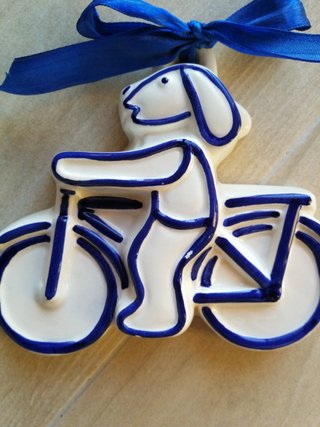 Ceramica cane in bicicletta
