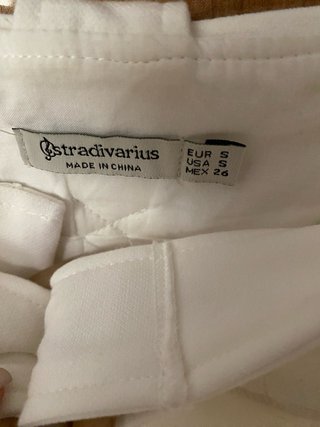 Falda corta Stradivarius blanca con cinturón