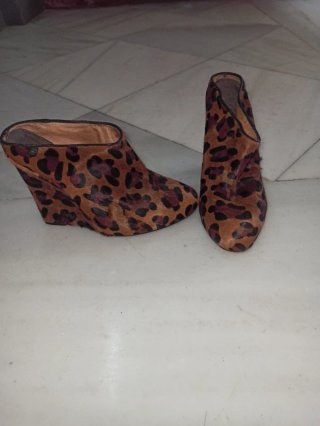 Botines de cuña con estampado de leopardo