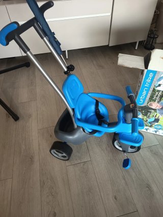 Triciclo infantil con pedales y sombrilla