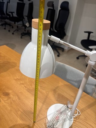 Lámpara de mesa blanca y madera